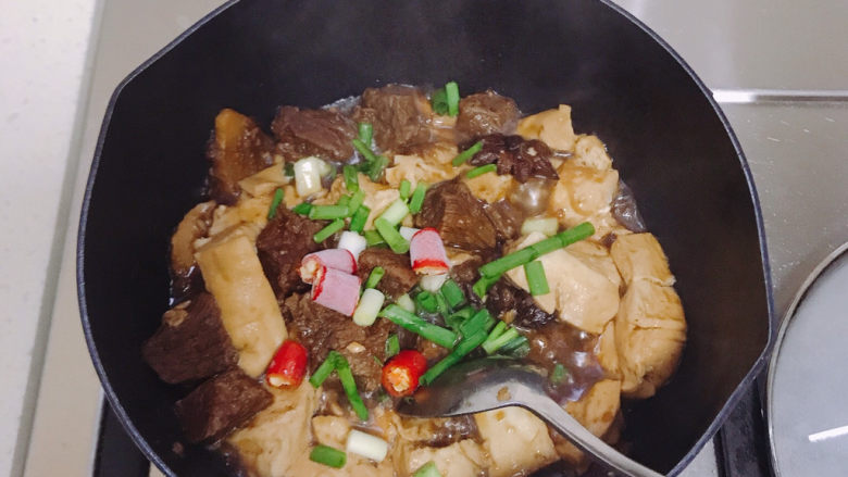 牛肉炖豆腐,撒上葱花和小米辣就可以了。