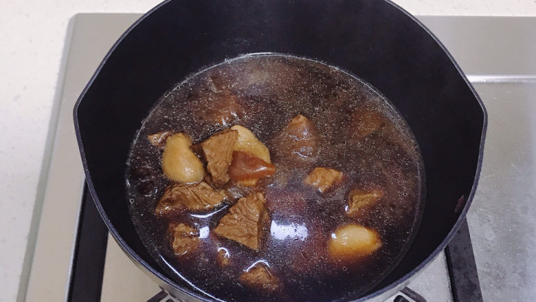 牛肉炖豆腐,我用高压锅炖好后倒回原来的小锅。