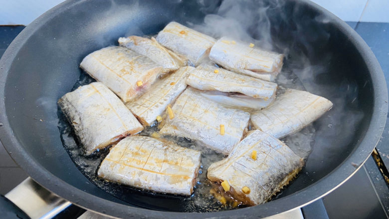 红烧糖醋带鱼,放入带鱼段小火慢煎至表面金黄