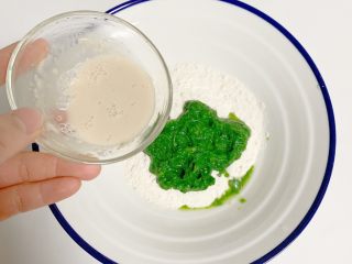 9个月加宝宝辅食：菠菜发糕,把菠菜泥和酵母用适量的温水伴均匀后都放入面粉中。