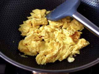 腊肠炒鸡蛋,锅烧热倒入10克花生油烧热，把打散的鸡蛋液倒入锅中炒熟盛出。