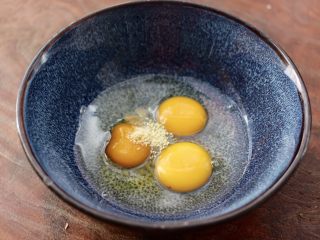 腊肠炒鸡蛋,鸡蛋打入碗中，加入适量的盐和1克鸡精，胡椒粉和料酒调味，用筷子搅拌均匀。