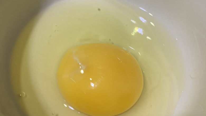 腊肠炒鸡蛋,打入碗中；