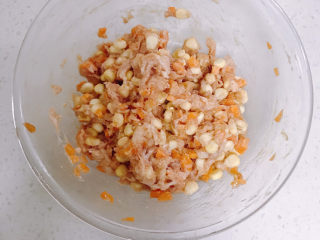 玉米猪肉饺,然后把肉末玉米粒胡萝卜粒倒到一起加适量的蚝油拌匀。