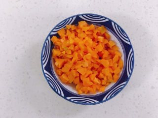 玉米猪肉饺,少量的胡萝卜切粒，加上胡萝卜颜色会更好看，味道也更鲜甜。