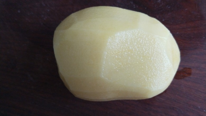 薯片鸡翅,现做薯片有土豆就可以了，一个土豆去皮洗干净。