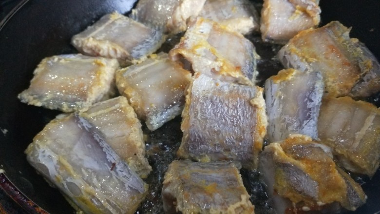 红烧糖醋带鱼,平底锅倒入适量油烧热，放入带鱼。