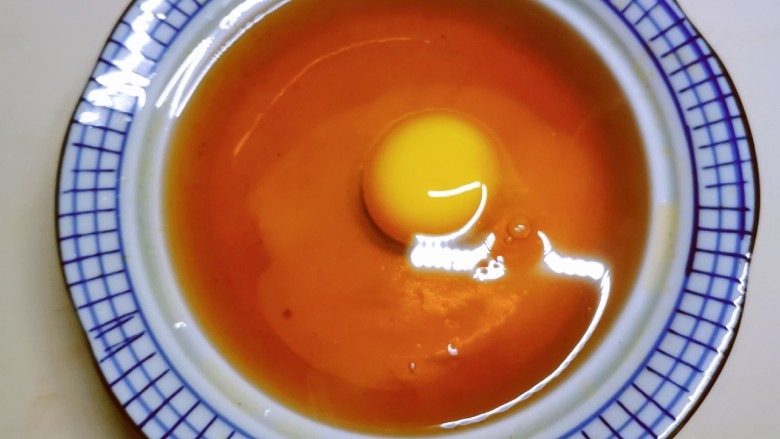 糖水鸡蛋,缓慢倒入鸡蛋  保持鸡蛋的完整性