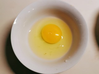 糖水鸡蛋,鸡蛋敲入碗中