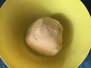 南瓜豆沙汤圆,然后揉成不粘手的团状，盖上盖子放一旁静置20分钟
