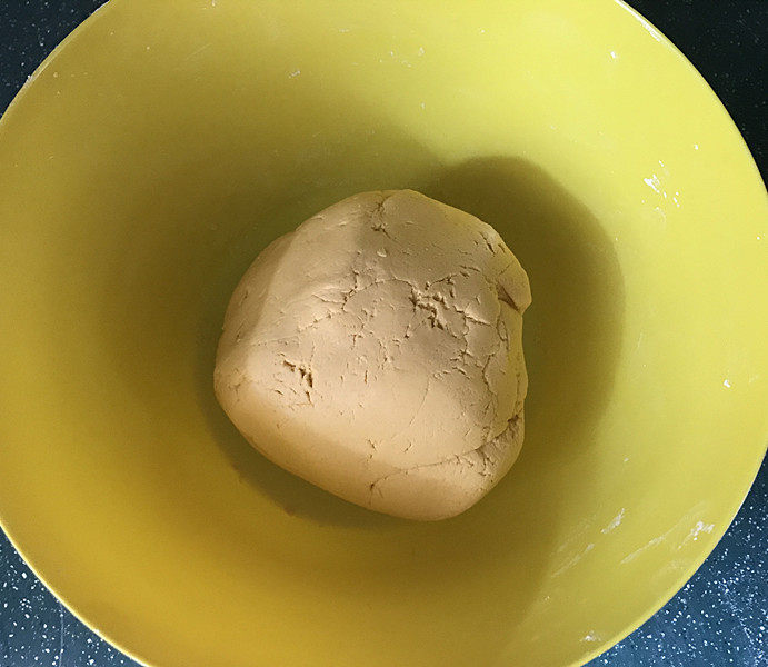 南瓜豆沙汤圆,然后揉成不粘手的团状，盖上盖子放一旁静置20分钟