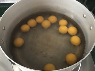 南瓜豆沙汤圆,锅中水开放入汤圆，再用勺子把汤圆向前推一推，防止粘锅底