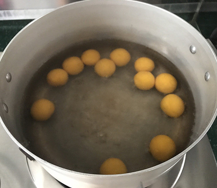 南瓜豆沙汤圆,锅中水开放入汤圆，再用勺子把汤圆向前推一推，防止粘锅底
