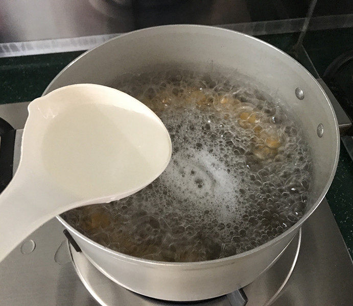 南瓜豆沙汤圆,盖上盖子大火煮，待沸腾后激二次冷水继续