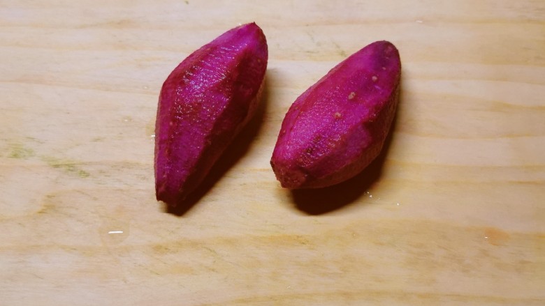 紫薯燕麦粥,<a style='color:red;display:inline-block;' href='/shicai/ 2643'>紫薯</a>去皮  清洗干净