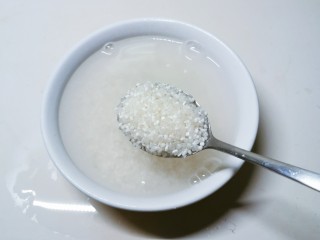 紫薯燕麦粥,粥米用清水浸泡2个小时
