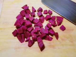 紫薯燕麦粥,切小块备用