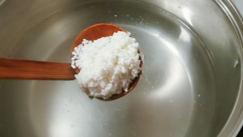 紫薯燕麦粥,汤锅注入清水  烧开 放入粥米