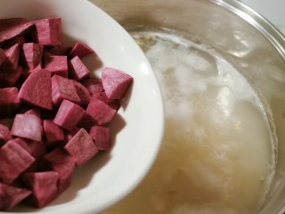 紫薯燕麦粥,放入紫薯块 一起煮