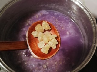 紫薯燕麦粥,放入冰糖 再煮5分钟关火