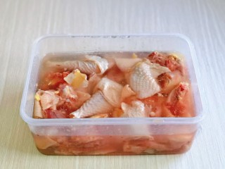 猴头菇鸡汤,用食品简单煎小块，再用冷水浸泡，反复两次。