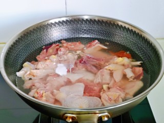 猴头菇鸡汤,鸡块焯水，冷水下锅，大火烧开后煮2-3分钟，捞出用温水冲洗干净。