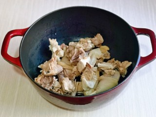 猴头菇鸡汤,将鸡块加入铁锅中。