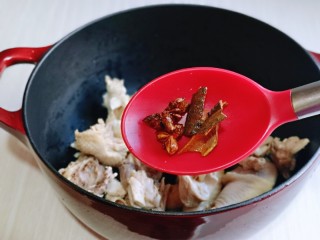 猴头菇鸡汤,加入洗干净的八角与桂皮。