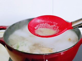 猴头菇鸡汤,再撇出浮沫，撇干净后，转小火慢炖约2小时。