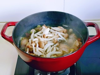 猴头菇鸡汤,鸡熬的差不多1个半小时，加入菇，继续熬20分钟左右。
