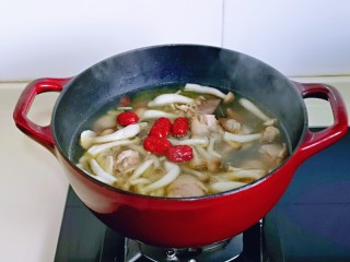 猴头菇鸡汤,加入红枣，按个人口味加入盐，继续熬10分钟关火。
