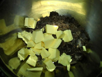 馥郁布朗尼（杏仁版）,黑巧克力和黄油切小块倒入碗中，隔水加热，不断搅拌