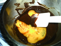 馥郁布朗尼（杏仁版）,加入打散的鸡蛋，搅拌均匀