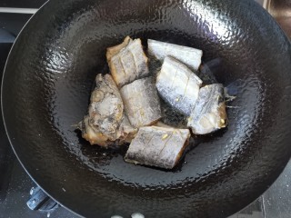 红烧糖醋带鱼,热锅冷油放入带鱼煎两面金黄