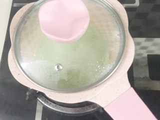 宝宝辅食：小银鱼西兰花碎面9M+,关火焖1分钟