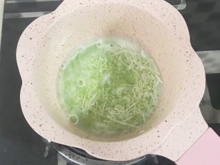 宝宝辅食：小银鱼西兰花碎面9M+,锅煮沸后开始下面煮2分钟