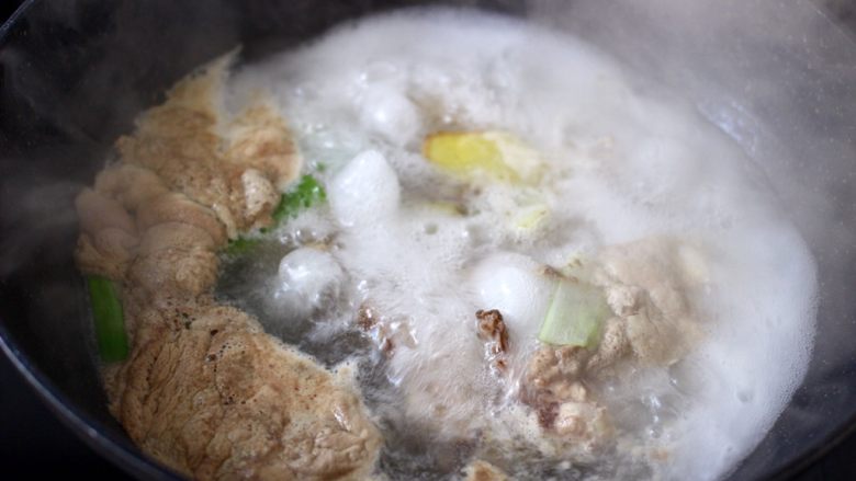 白果炖鸡,大火煮沸后继续煮2分钟左右，捞出过冷水冲洗干净。