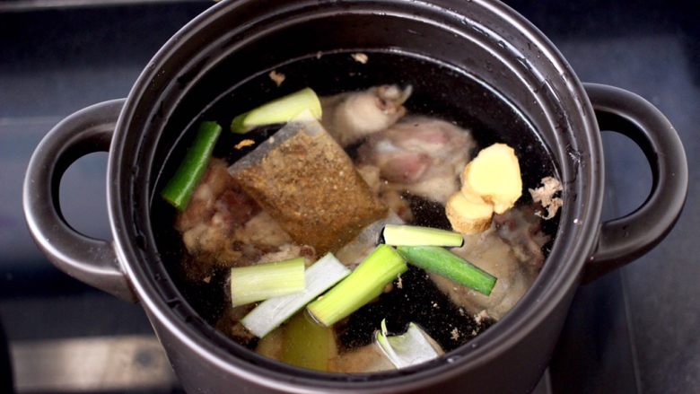 白果炖鸡,砂锅里一次性倒入足够的炖汤的清水，放入葱段和姜片，加入炖鸡汤调料包。