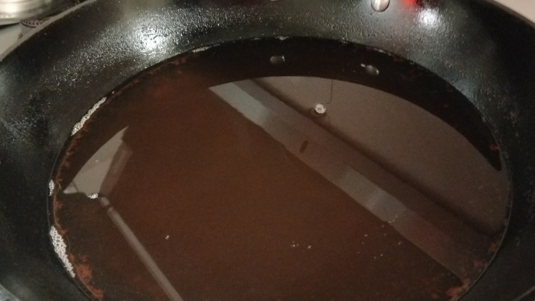 糖醋肉丸,锅中倒入适量油烧热炸丸子，这是炸了丸子的油。