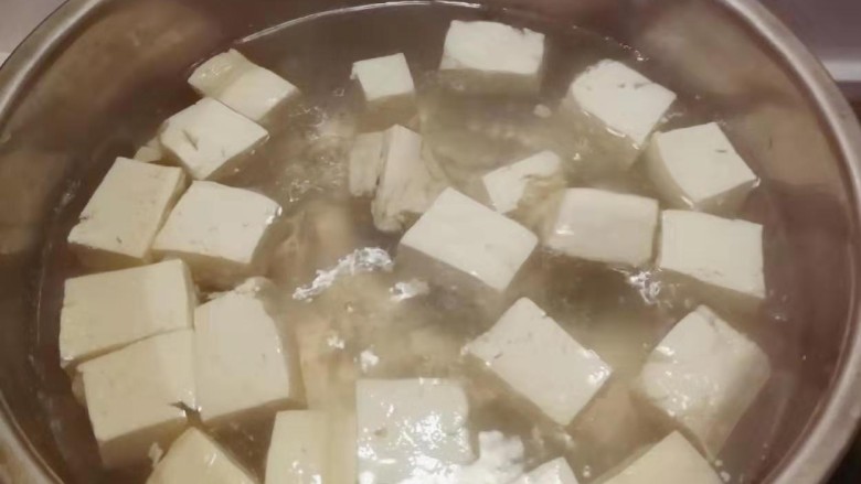 牛肉炖豆腐,切块  开水煮5分钟