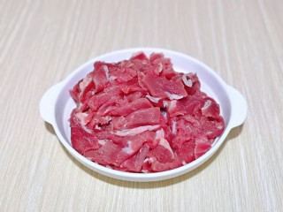芹菜炒牛肉,买牛肉的时候请店家帮忙切好的，回来冷水冲洗干净。