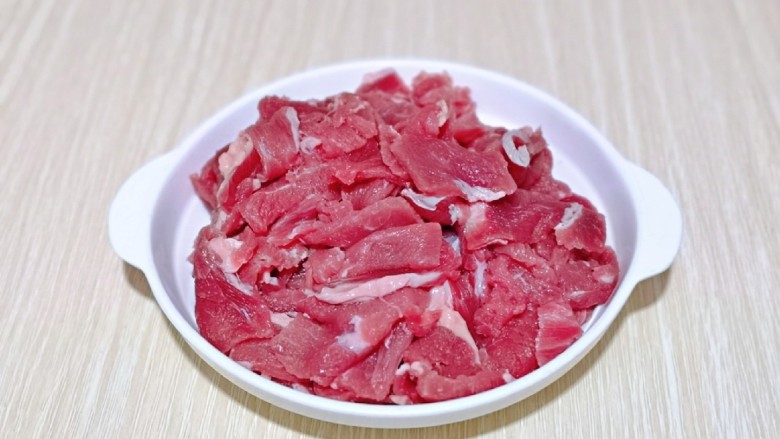 芹菜炒牛肉,买牛肉的时候请店家帮忙切好的，回来冷水冲洗干净。