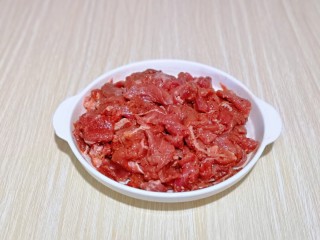 芹菜炒牛肉,最后淋上橄榄油，充分拌均匀，盖上盖子腌制30分钟。
