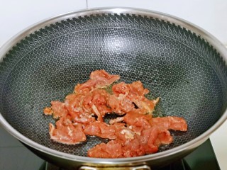 芹菜炒牛肉,起油锅，加入腌制好的牛肉片翻炒。