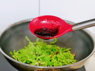 芹菜炒牛肉,锅中留底油，加入芹菜，青椒丝翻炒，再加入蚝油，快速翻炒。