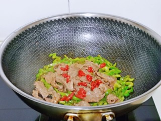 芹菜炒牛肉,加入煸炒过的牛肉片，泡软的枸杞，快速翻炒均匀即可出锅。