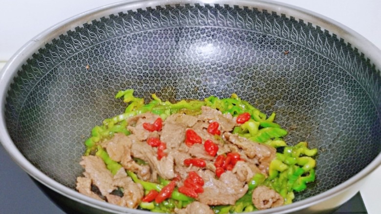 芹菜炒牛肉,加入煸炒过的牛肉片，泡软的枸杞，快速翻炒均匀即可出锅。