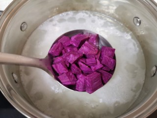 紫薯燕麦粥,锅开以后下入紫薯块，再次大火烧开，转小火煮25分钟左右。