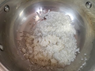 紫薯燕麦粥,大米淘好放入锅里。