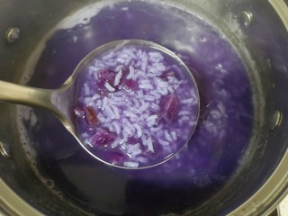 紫薯燕麦粥,25分钟左右大米已经煮开花了，紫薯块也已经软烂。